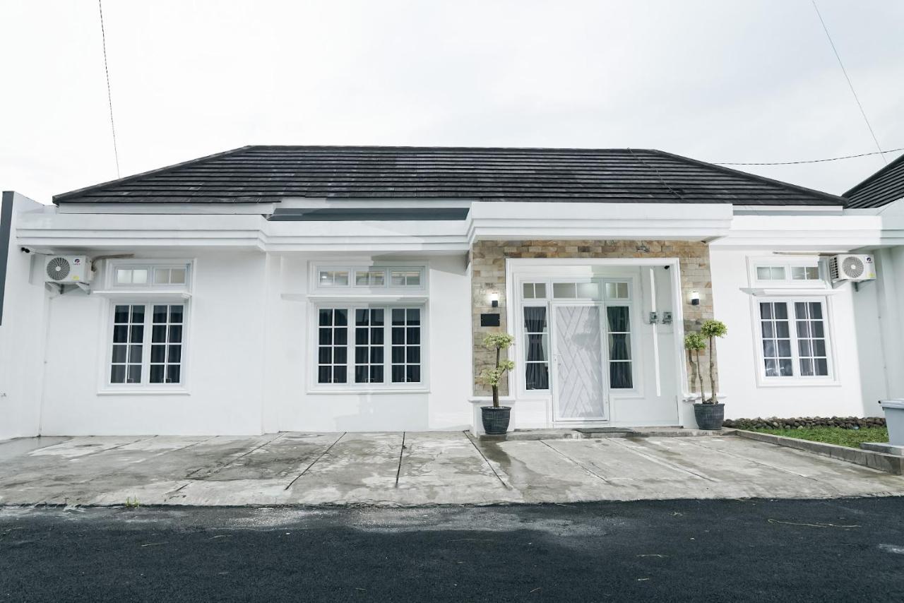 Pilla Villa Purwokerto Exterior photo